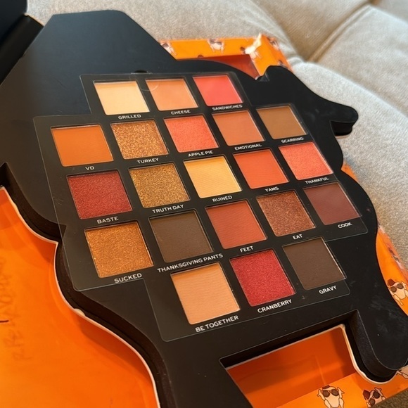 Friends by Revolution Eye Shadow Palette NEW - Picture 3 of 5